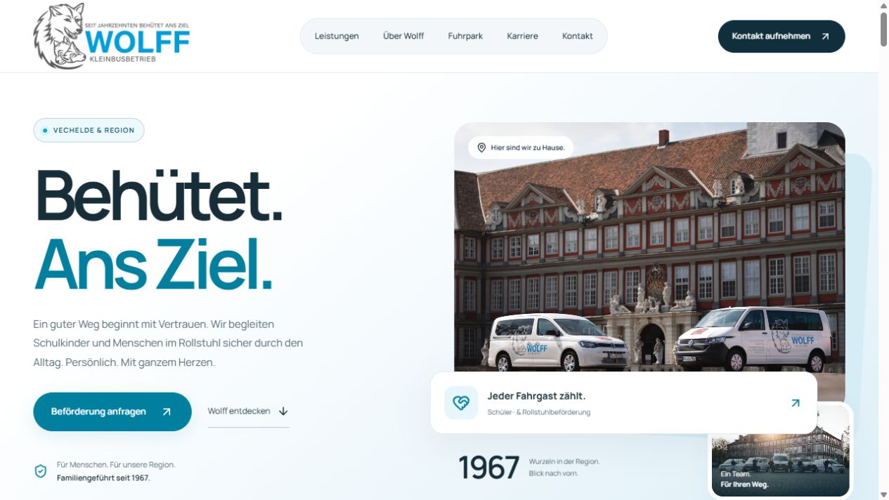 Wolff Kleinbus: Startseite mit türkisem Design und Fahrzeugen vor dem Goslarer Rathaus.